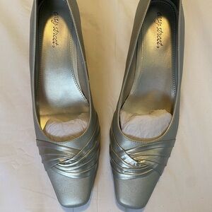 Easy Street Women's Silver Special Occasion Pumps